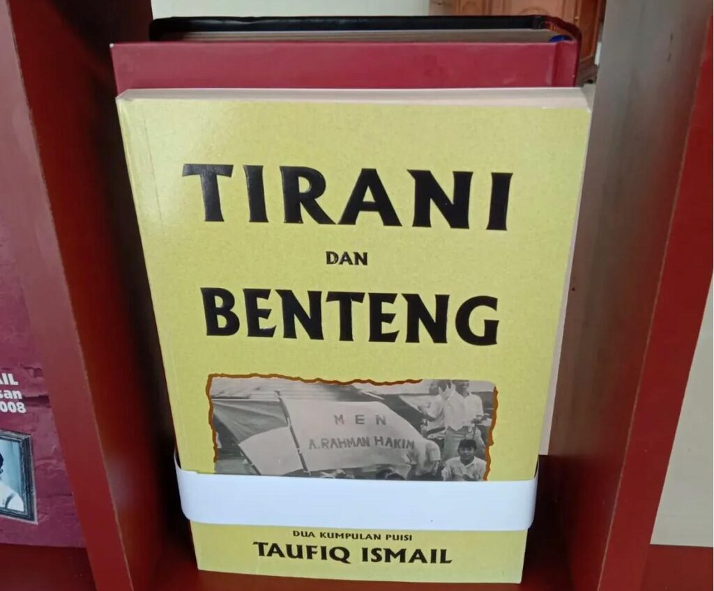 Penyair taufiq ismail dikenal sebagai sastrawan yang konsisten menyuarakan kritik sosial melalui karya karyanya